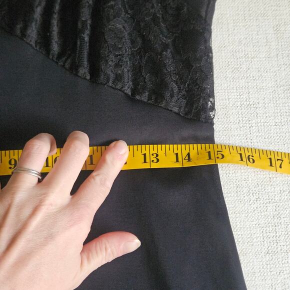 Vtg Vassarette Slip Size S/M Black Nylon Lace 60s 70s Lingeriecore Goth Nightie - Picture 9 of 11
